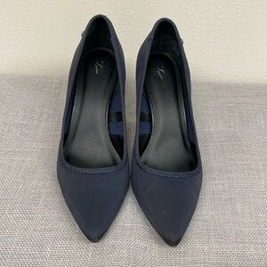 Vera Wang pumps, navy